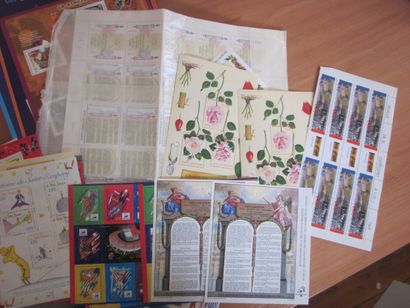Une pochette avec des carnets et des blocs...