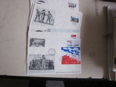 Un carton avec des premiers jours et des...