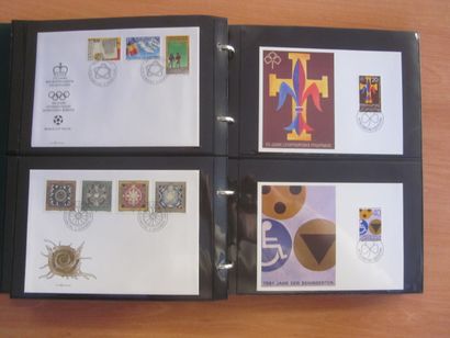 Quatre cartons avec 30 classeurs (contenance...