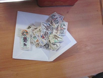 Une boîte avec un vrac de TP divers pays....