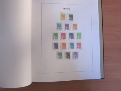 Un album DAVO avec étuis (bon état), un de...