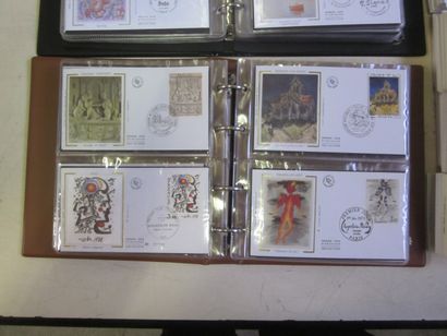Un carton avec 2 classeurs et un vrac d'enveloppes...