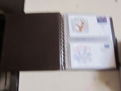 Un carton avec des premiers jours et des...