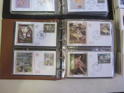 Un carton avec 2 classeurs et un vrac d'enveloppes...