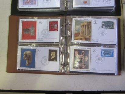 Un carton avec 2 classeurs et un vrac d'enveloppes...