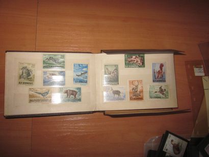 Une boîte avec diverses pochettes et enveloppes...