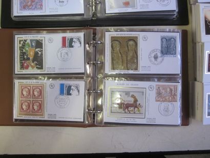 Un carton avec 2 classeurs et un vrac d'enveloppes...