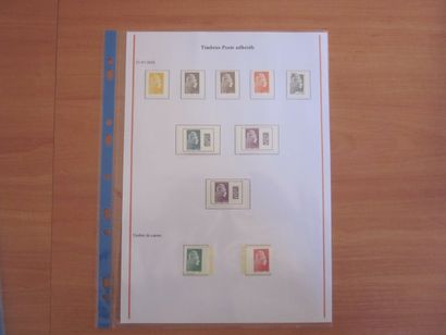 Une pochette avec des feuilles d'exposition...