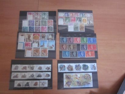 Une boîte avec diverses pochettes et enveloppes...