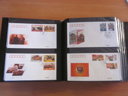 Quatre cartons avec 18 classeurs (contenance...