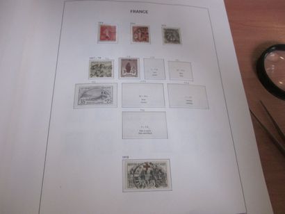Un carton avec 4 albums DAVO France oblitéré...