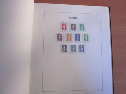 Un album DAVO avec étuis (bon état), un de...