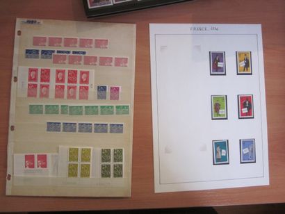 Un carton avec 5 classeurs et une pochette...