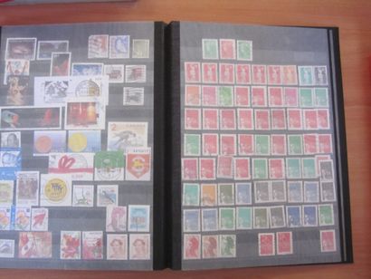 Un carton avec 11 classeurs ou albums avec...