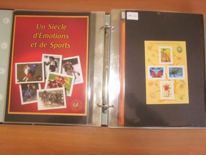 Un album Yvert et Tellier avec étuis TP de...