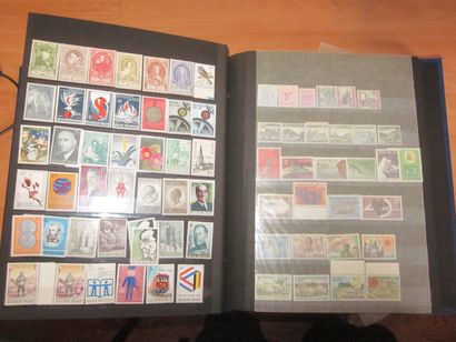 Un carton avec 8 classeurs de TP dont un...