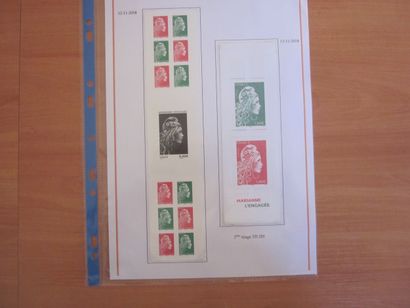 Une pochette avec des feuilles d'exposition...