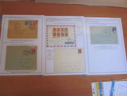 Deux pochettes, l'une avec des gravures émises...