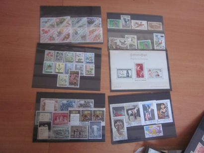 Une boîte avec diverses pochettes et enveloppes...