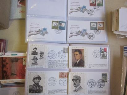 Deux cartons avec un fort lot d'enveloppes...