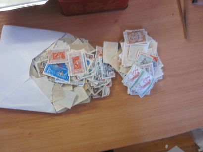 Une boîte avec un vrac de TP divers pays....