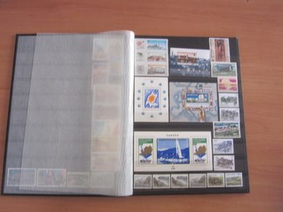 Deux cartons avec 27 classeurs de TP avec...