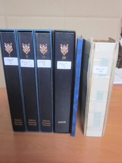 Un carton avec 4 albums DAVO France oblitéré...