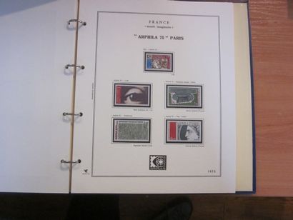 Un carton avec un ensemble de 5 collections...