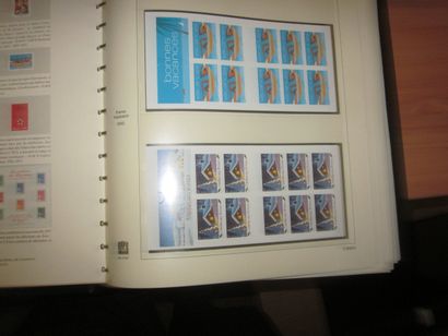 Un carton avec 4 albums SAFE avec étui (bon...