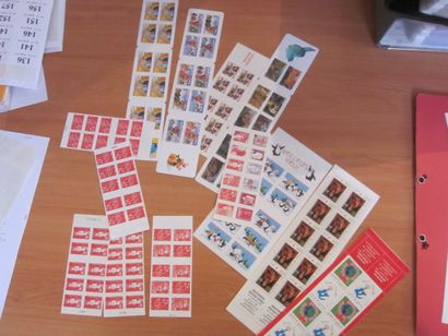 Un carton avec 5 classeurs et une pochette...