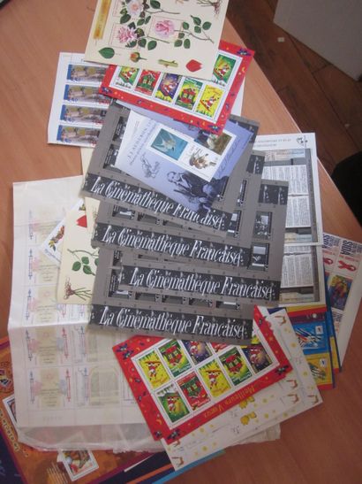 Une pochette avec des carnets et des blocs...