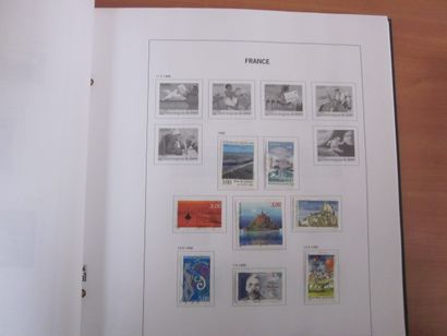Un carton avec 3 albums DAVO avec étuis (bon...