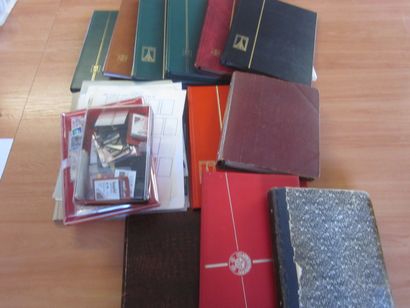 Un carton avec 11 classeurs ou albums avec...