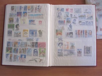 Un classeur avec une pochette incluse (avec...