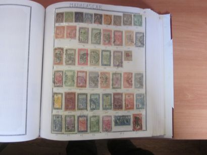 Un carton avec un album de TP des colonies...