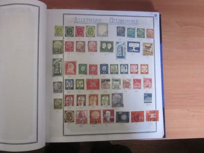 Un carton avec un album de TP des colonies...