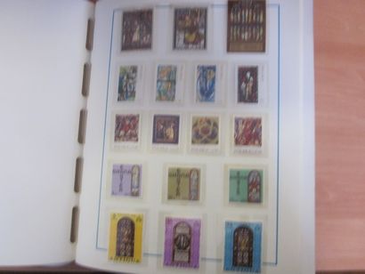 Un carton avec 8 classeurs de TP principalement...