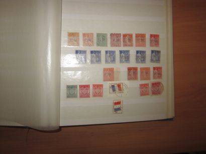 Une boîte avec un vrac de TP de France et...