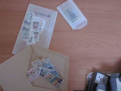 Une boîte avec diverses pochettes et enveloppes...