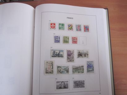 Un carton avec 3 albums DAVO avec étuis (bon...