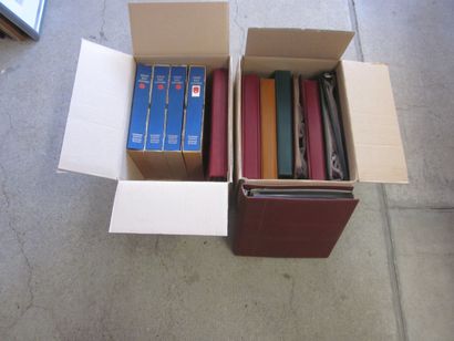 Deux cartons avec 13 classeurs de premiers...