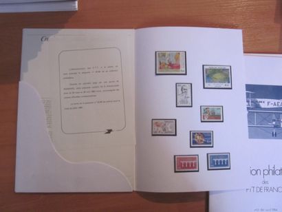 Un carton avec un ensemble de pochettes 