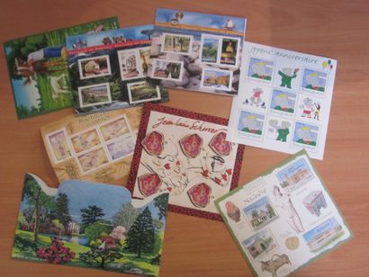 Un carton avec 5 classeurs et une pochette...