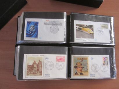 Deux cartons avec 19 classeurs (contenance...