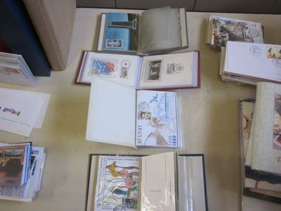 Deux cartons avec un fort lot d'enveloppes...