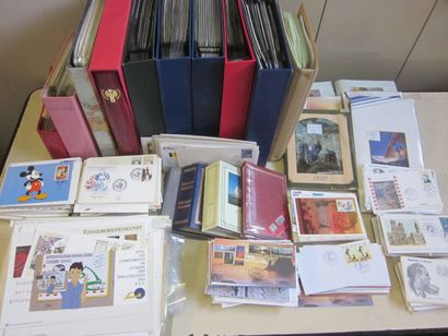Deux cartons avec un fort lot d'enveloppes...