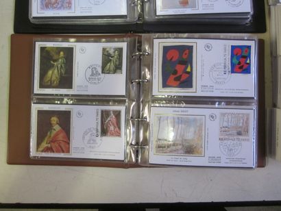 Un carton avec 2 classeurs et un vrac d'enveloppes...