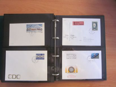 Quatre cartons avec 30 classeurs (contenance...