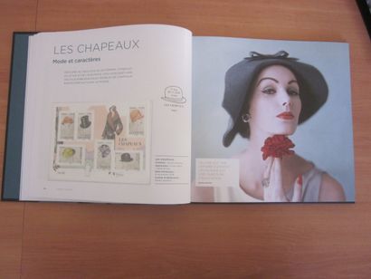 Deux livres des timbres de la poste française...