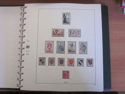 Un carton avec 2 albums SAFE avec étui (bon...